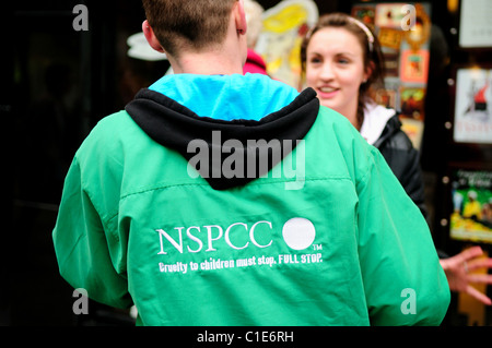 NSPCC Charity Worker an junge Frauen zu verkaufen. Stockfoto