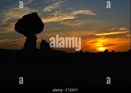 Kreide, Felsformationen und Pilz und Huhn Formen in die Weiße Wüste bei Sonnenuntergang, westlich von Ägypten Stockfoto