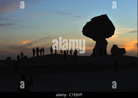 Kreide, Felsformationen und Pilz und Huhn Formen in die Weiße Wüste bei Sonnenuntergang, westlich von Ägypten Stockfoto