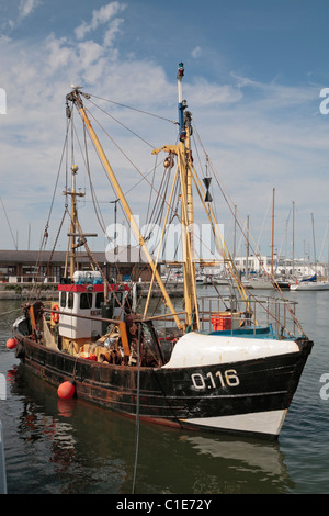 Ein Fischerboot vor Anker im Hafen von Ostende, Belgien. Aug 2010 Stockfoto