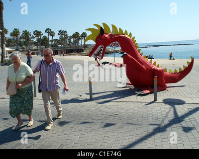 Ein Modell Drache scheint zu verjagen, ein älteres Ehepaar in Paphos, Zypern. Stockfoto