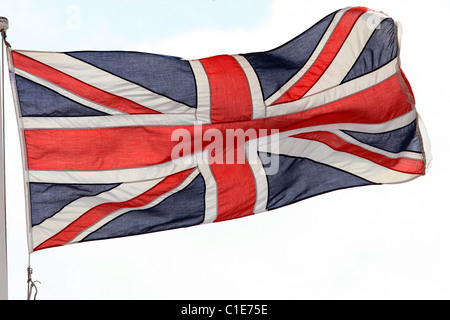 Nationalflagge von Großbritannien fliegen im Wind, Epsom, Großbritannien Stockfoto