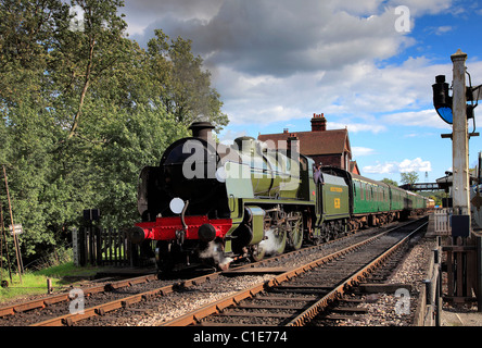 Südlichen 1638 Dampfzug, Bahnhof Sheffield Park auf der Bluebell Railway Heritage Line, Sussex, England, UK Stockfoto