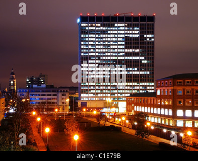 Der Nestlé-Turm (aka St George's House) überragt Croydon, mit Croydon Clock Tower in der Nähe. Stockfoto