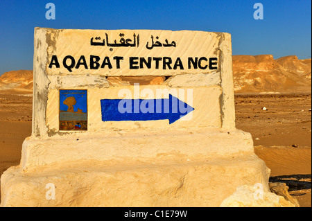 Schild mit Eingang des Aqabat Bereich in der weißen Wüste National Park, westlich von Ägypten Stockfoto