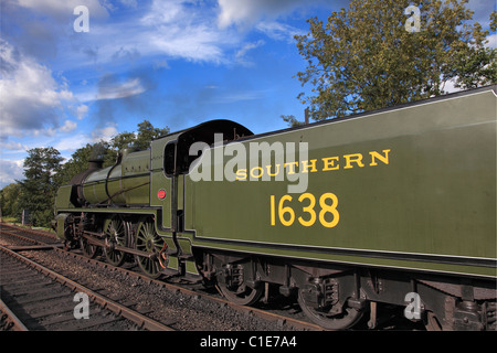 Südlichen 1638 Dampfzug, Bahnhof Sheffield Park auf der Bluebell Railway Heritage Line, Sussex, England, UK Stockfoto