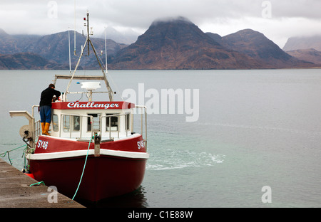 Die Skye Black Cuillin von Elgol Hafen mit Krabben und Hummer Fischerboot Segeln wird vorbereitet Stockfoto