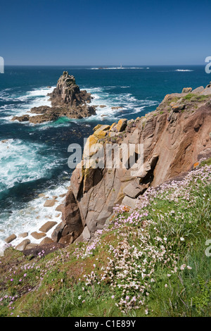 Der Blick von den Klippen am Ende des Landes, Blick auf den Atlantik Surf und der Langschiffe Leuchtturm in der Ferne. Stockfoto