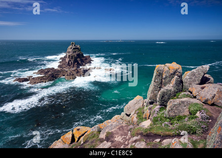 Blick auf blauen Himmel und blaues Wasser, von Blumen übersäten Prachtnelke zu den felsigen Inseln unten - Endland auf einem hellen s Stockfoto