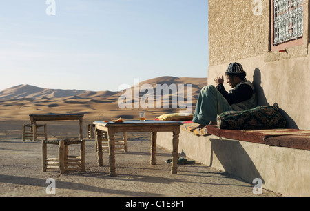 Berber-arabischen trinken Tee, Erg Chebbi, Marokko. Stockfoto