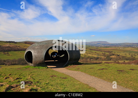 Atom-Panoptikum-Skulptur mit Pendle Hill in der Ferne, Wycoller Country Park, Colne, Pendle, Lancashire, England, UK. Stockfoto