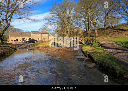 Alten Lastesel Brücke bei Wycoller Country Park auf die Bronte-Weg, Wycoller, Colne, Pendle, Lancashire, England, UK. Stockfoto