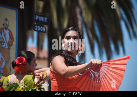 Frau in spanischer Tracht in Fiesta Parade, Santa Barbara, Kalifornien, USA Stockfoto