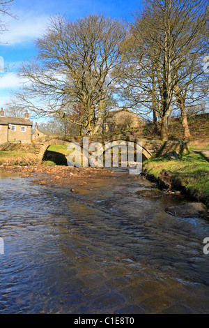 Alten Lastesel Brücke bei Wycoller Country Park auf die Bronte-Weg, Wycoller, Colne, Pendle, Lancashire, England, UK. Stockfoto