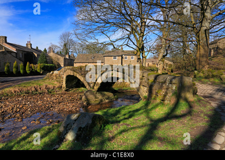 Alten Lastesel Brücke bei Wycoller Country Park auf die Bronte-Weg, Wycoller, Colne, Pendle, Lancashire, England, UK. Stockfoto