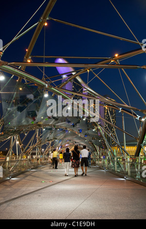 Blick entlang der Helix-Brücke, Marina Bay Sands Singapur.   Marina Bay, Singapur Stockfoto