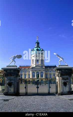 Deutschland, Berlin, Schloss Charlottenburg nach dem zweiten Weltkrieg wieder aufgebaut: Hof und Portal mit 2 Statuen griechischer Krieger Stockfoto