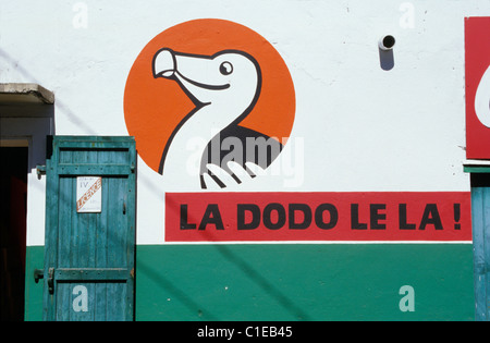 Werbung auf Sprossenwand über das lokale Bier, symbolisiert durch den verschwundenen Vogel Dodo, Saint-Paul, La Réunion Stockfoto