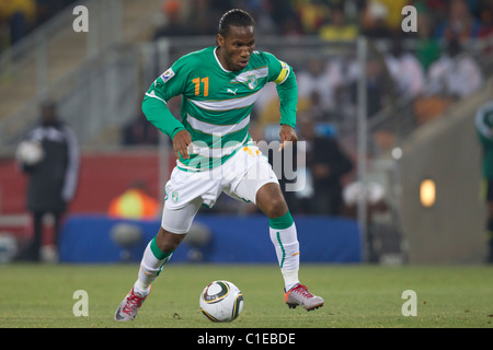 Côte d ' Ivoire-Team-Kapitän Didier Drogba steuert den Ball während der 2010 FIFA World Cup Gruppe G Spiel gegen Brasilien. Stockfoto