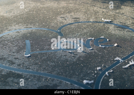 Nicht jeder gerne schreiben auf einem nebligen Fenster oder Frost bedeckt Auto? Das Wort Liebe ist auf der Motorhaube meines LKW geschrieben. Stockfoto