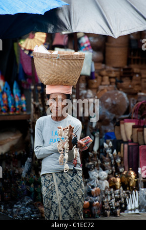 Ein Schmuckstück-Verkäufer an der Börse von Ubud in Bali, Indonesien sieht zuversichtlich, dass ein Verkauf direkt um die Ecke ist. Stockfoto