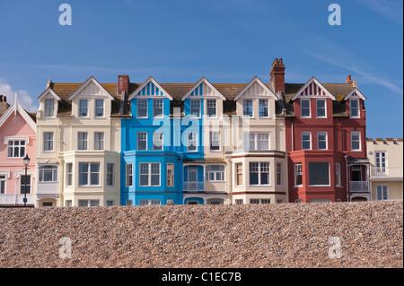 Eine Reihe von bunten Bucht fronted Häuser direkt am Meer in Aldeburgh, Suffolk, England, Großbritannien, Uk Stockfoto
