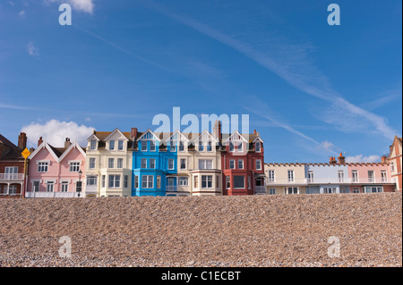 Eine Reihe von bunten Bucht fronted Häuser direkt am Meer in Aldeburgh, Suffolk, England, Großbritannien, Uk Stockfoto