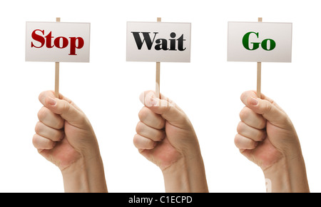 Drei Zeichen In männliche Fäuste sagen Stop, Wait and Go isoliert auf einem weißen Hintergrund. Stockfoto