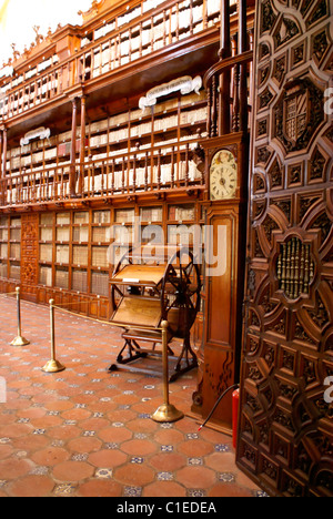 Mehrere Buch Leser oder Rednerpult und Vitrinen, Biblioteca Palafoxiana Bibliothek in der Stadt Puebla, Mexiko Stockfoto