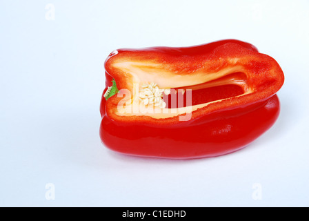 Rote Paprika in Scheiben geschnitten mit Samen isoliert auf weißem Hintergrund Stockfoto