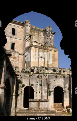 Frankreich, Bouches-du-Rhône, Montmajour Abtei in der Nähe von Arles, Kreuzgang mit seinen Brunnen und das Esszimmer-Gebäude Stockfoto