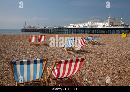 Strand Stühle und Brighton Pier (Brighton Marine Palace und Pier - 1899), Brighton, East Sussex, England, Vereinigtes Königreich Stockfoto