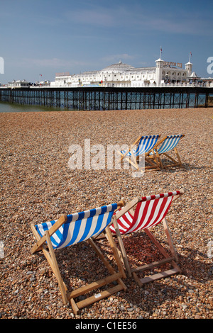 Strand Stühle und Brighton Pier (Brighton Marine Palace und Pier - 1899), Brighton, East Sussex, England, Vereinigtes Königreich Stockfoto