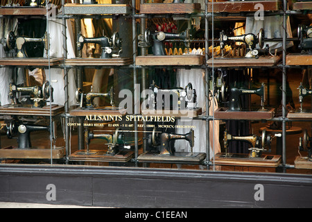 Vintage Nähmaschinen im Fenster des Allsaints Spitalfields, The Lanes, Brighton, East Sussex, England, Vereinigtes Königreich Stockfoto