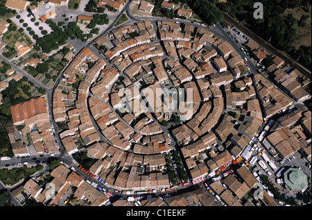 Frankreich, Aude, Brams Katharer Dorf gebaut in konzentrischen Kreisen rund um die Kirche (Luftbild) Stockfoto