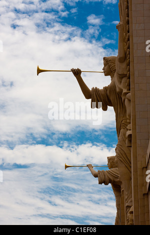 Zwei 48 Fuß hoch Herold Engel mit Trompeten an der Fassade des Bass Performance Hall in Fort Worth, Texas. Stockfoto