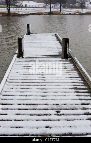 Schneebedeckte Pier am White Rock Lake in Dallas, Texas bei einem seltenen Winter Schneefall im Februar 2010. Stockfoto