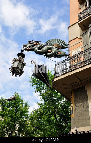 Chinesische Drachen und Sonnenschirm, Las Ramblas, Barcelona, Spanien Stockfoto