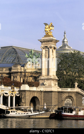 Frankreich Paris Ufer des Flusses Seine Weltkulturerbe von UNESCO Alexandre III Brücke vor der Kuppel des Grand Stockfoto