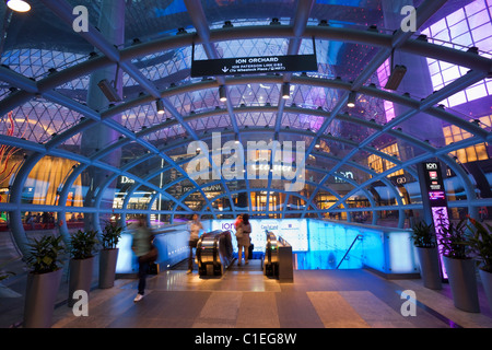 Eingang zur MRT-Station am ION Orchard Mall im shopping District der Orchard Road, Singapur Stockfoto