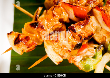 frische Hähnchen und Gemüse Spieße auf ein Palm-Leaf-thai-Stil Stockfoto