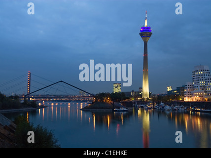 Nachtaufnahme des Medienhafens in Düsseldorf, Deutschland Stockfoto