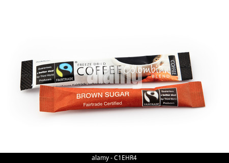 Fairtrade Labels und Logos auf einzelnen Portionen von Gefriergetrockneten kolumbianischem Kaffee und braunen Zucker auf einem weißen Hintergrund. England Großbritannien Stockfoto