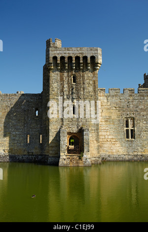 Bodiam Castle (1385), spiegelt sich in Graben, East Sussex, England, Vereinigtes Königreich Stockfoto