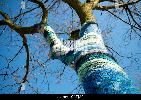 Ein gestrickt/gehäkelt Baum in Almere-Haven (Niederlande). Stockfoto