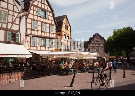 Colmar, Elsass, Frankreich. Restaurant und Bürgersteig Café in Fachwerk-Gebäude in der Altstadt. Hauptstadt von Haut-Rhin Stockfoto