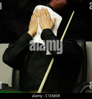 Joe Jogia in Aktion gegen Mark Davis, Runde 1 - Snooker-Spieler Tour Championship Grand Finals vom Helix Theater in Dubli Stockfoto