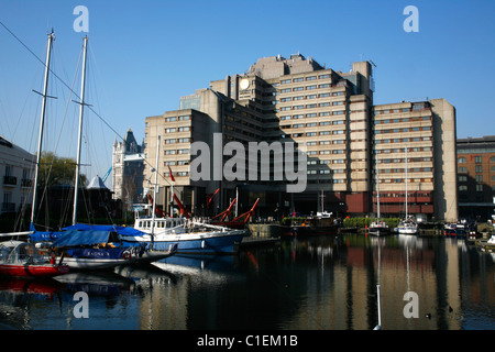 Blick über St. Katharine Dock Tower Hotel and Tower Bridge, Wapping, London, UK Stockfoto