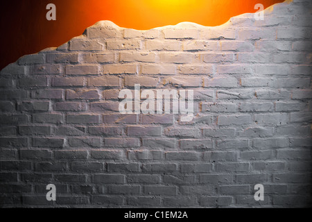 Weiße Mauer über eine orange Wand als Dekoration. Stockfoto