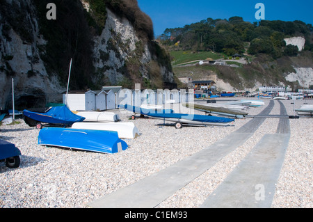 Strandhütten und Segelboote am Strand von Bier in Devon, England, UK Stockfoto